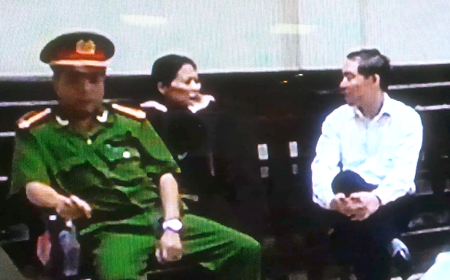 Vợ chồng Dương Chí Dũng có ít phút tâm tình bên lề phiên xử (ảnh chụp màn hình)