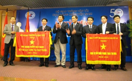 Thứ trưởng Lê Đình Thọ trao cờ Thi đua năm 2013 của Chính phủ cho Cục Đăng kiểm VN