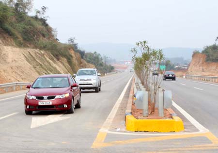 Trong năm nay, dự án đường cao tốc Nội Bài - Lào Cai sẽ được hoàn thành và đưa vào khai thác, đáp ứng nhu cầu đi lại của người dân