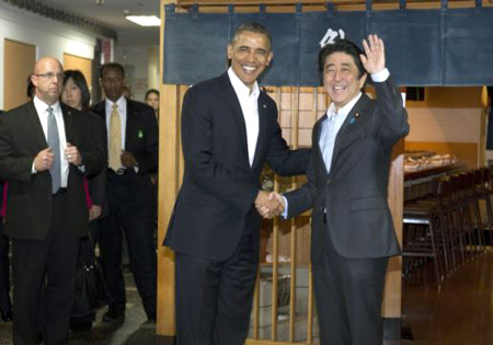 Tổng thống Mỹ và Thủ tướng Nhật Bản trước khi ăn tối tại nhà hàng sushi Sukiyabashi Jiro tại Tokyo, ngày 23/4/2014