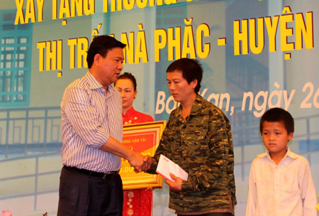 Bộ trưởng Bộ GTVT Đinh La Thăng trao quà và động viên gia đình anh Hầu Văn Tinh