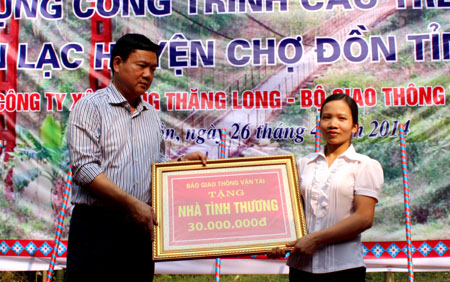 Bộ trưởng Bộ GTVT Đinh La Thăng tặng quà cho gia đình chị Tô Thị Lượng.