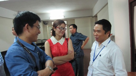 Ứng viên Phạm Hồng Sơn - Giám đốc Ban QLDA 2 trò chuyện với phóng viên trước giờ vào phòng thi