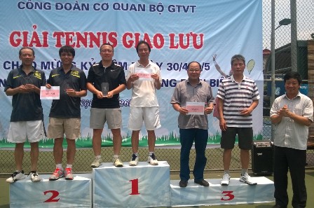 Ông nguyễn Quốc Hải - Chủ tịch công đoàn Cơ quan Bộ GTVT trao giải cho các đôi vận động viên đoạt giải