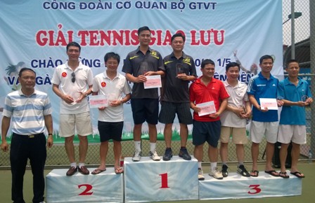 Ông Lê Minh Nam - Ủy viên BCH Công đoàn Cơ quan Bộ GTVT, Trưởng Ban tổ chức giải trao giải cho các đôi vận động viên đoạt giải 