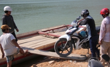 Một chuyến đò từ xã Sơn Dung chuẩn bị xuất phát sang xã Đăk Nên, huyện Kon Plông 