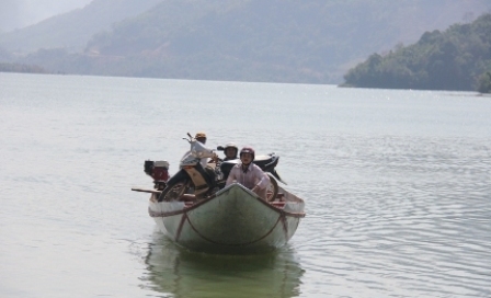 Thuyền máy đang chở khách từ huyện Kon Plông sang huyện Sơn Tây
