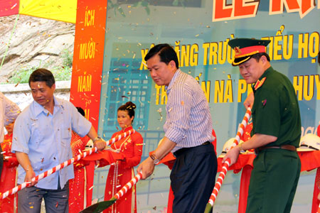 Bộ trưởng Bộ GTVT Đinh La Thăng cùng lãnh đạo địa phương và Quân khu II khởi công dự án xây trường tiểu học và THCS Nà Khoang.