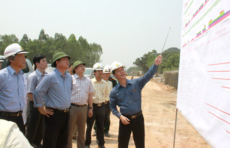 Bộ trưởng Đinh La Thăng kiểm tra tiến độ thi công Dự án mở rộng QL1 đoạn từ Thanh Hóa - Nghệ An