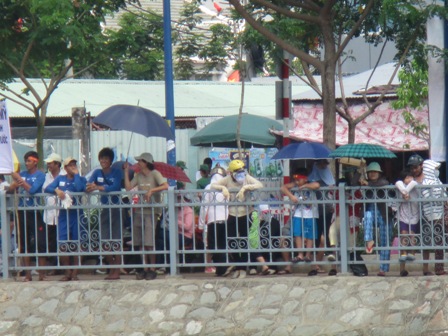 Dù thời tiết những ngày này tại TPHCM rất năng nóng nhưng nhiều người dân đã đến xem đua thuyền