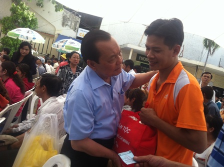 Đ/c Lê Thanh Hải, Ủy viên Bộ Chính trị, Bí thư Thành ủy TPHCM tặng quà cho những công nhân có hoàn cảnh đặc biệt