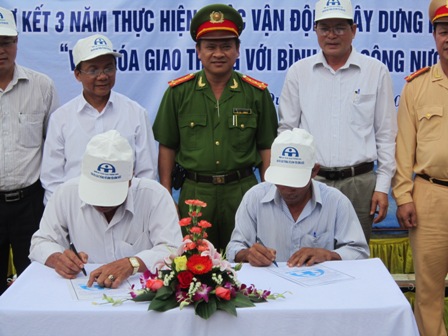 Tại lễ phát động, các chủ bến đò từ Km 37 – Km 48 thuộc các xã Đại Thắng (huyện Đại Lộc), Điện Hồng, Điện Quang (huyện Điện Bàn), Duy Thu (huyện Duy Xuyên) đã ký cam kết thực hiện trước sự chứng kiến của Ban ATGT tỉnh, các ngành chức năng và đông đảo người dân