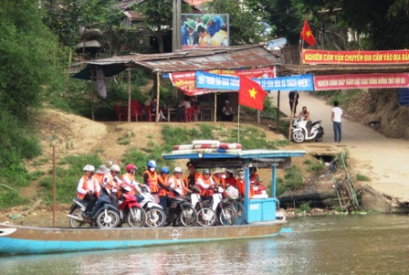 Thời điểm diễn ra lễ phát động (ngày 8/4), cả chủ đò, lái đò và hành khách tại bến đò ngang Phú Thuận đều… mặc áo phao khi đi đò
