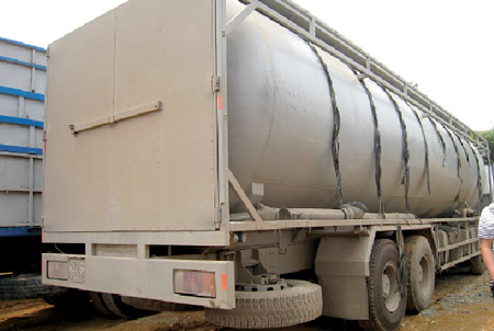 Một chiếc xe tải thùng bị biến thành xe xi-tec được Tổ công tác tìm ra tại một cơ sở sản xuất ở Sơn La
