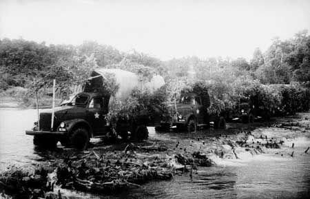 Đoàn xe vận tải tiến ra mặt trận Điện Biên Phủ. (ảnh tư liệu)