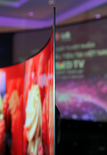 TV OLED cong của LG với độ mỏng chỉ 4,3mm