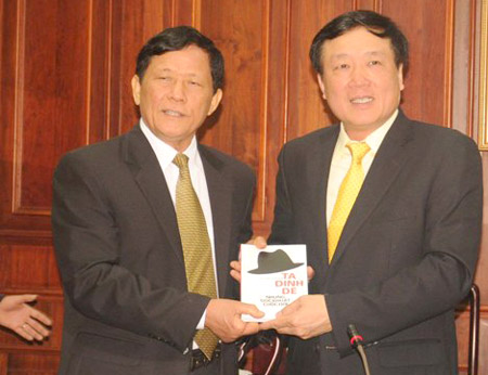Ông Dương Thanh Biểu (trái) tặng sách Tạ Đình Đề - Những góc khuất cuộc đời cho Viện trưởng Viện KSND Tối cao Nguyễn Hòa Bình