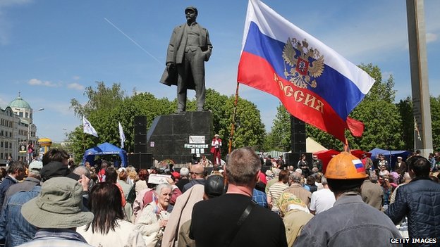 Những người biểu tình ủng hộ ly khai trên quảng trưởng Lenin ở Donetsk