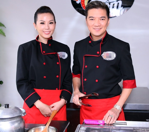  Sáng 28/4, Mr Đàm đã có mặt tại nhà hàng vừa khai trương của Hoa hậu phu nhân người Việt thế giới - Thu Hoài - để trổ tài nấu ăn. 