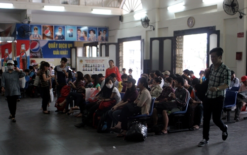 Tại bến xe Giáp Bát, nhiều người vẫn còn chờ đợi để mua vé về quê.