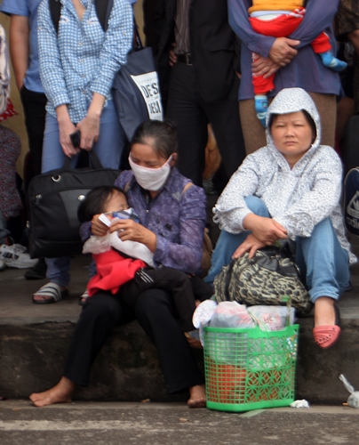 Cô Hương và cô Miền quê Nghệ An than thở vì vé đã có mà đợi mãi chẳng thấy xe về, trong khi cô cháu gái 5 tuổi thì đang bị ốm ngủ li bì từ trưa.