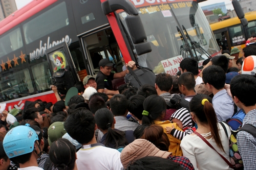 Hàng trăm người chen lấn xô đẩy nhau để cố gắng lên được chiếc xe đi Thanh Hóa, tài xế phải vất vả điều tiết trong sự nhốn nháo khó kiểm soát.