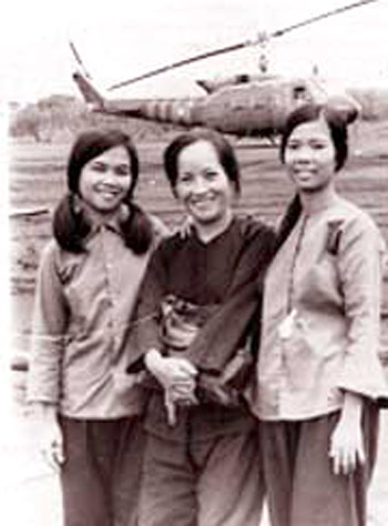 Bà Nguyệt (người đầu tiên từ trái qua) tại sân bay Lộc Ninh, năm 1974 Ảnh: Tư liệu