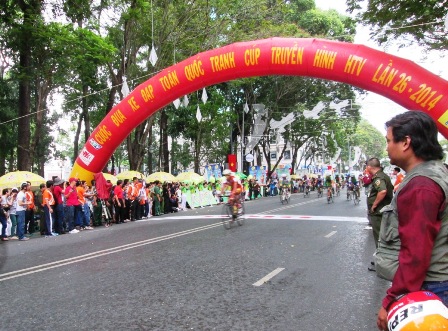  Người dân chào đón vận động viên về đích cuộc đua xe đạp cúp truyền hình 2014