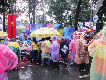 Người dân đội mưa đến chào đón các vận động viên về đích
