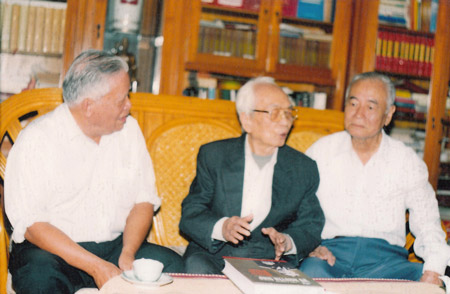 Trung tướng Lê Nam Phong (trái) trong một lần trò chuyện với Đại tướng Võ Nguyên Giáp