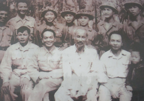 Bác Hồ cùng với các chiến sĩ lập công xuất sắc ở chiến dịch Điện Biên Phủ (Trong ảnh ông Hoàng Đăng Vinh đứng thứ 4 hàng thứ 2)