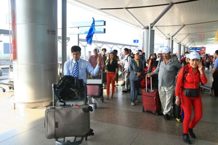 khách di tour của Vietravel vui vẻ xuất phát sáng 30/4 tại sân bay Tân Sơn Nhất 