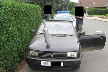 Chiếc Volkswagen hút tẩu bằng mũi của 2 anh chàng khiến người dân đi đường phải bật cười