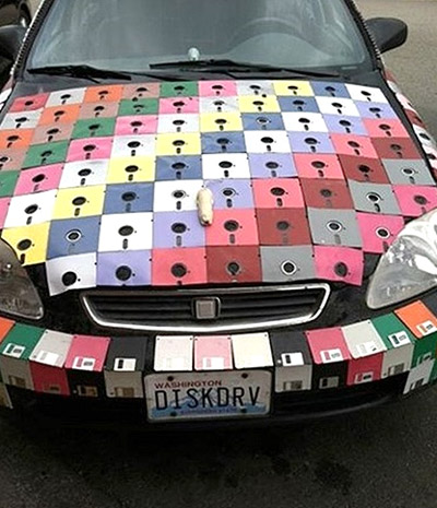 Chiếc xe đeo biển Washington, Mỹ dán hàng loạt những miếng nhựa nhỏ với nhiều màu sắc bắt mắt.