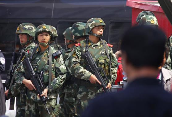 Cảnh sát Trung Quốc được huy động bao vây canh gác trước cửa nhà ga Tân Cương xảy ra vụ tấn công