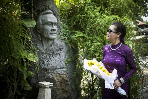 Danh ca Khánh Ly đến thăm mộ nhạc sĩ Trịnh Công Sơn ngay khi về nước
