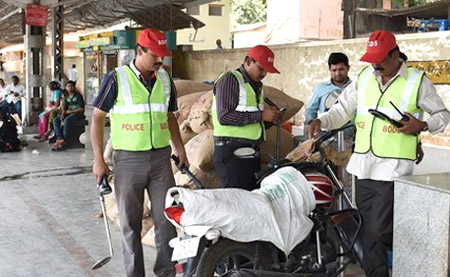 Lực lượng an ninh Ấn Độ kiểm tra hàng hóa tại một nhà ga xe lửa ở Bangalore ngày 1/5. (Nguồn: AFP)