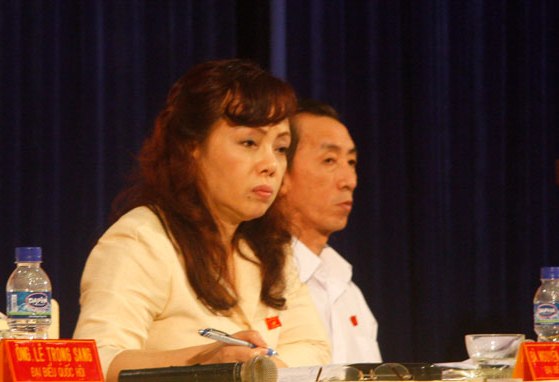  Bộ trưởng Bộ Y tế Nguyễn Thị Kim Tiến lắng nghe câu hỏi của cử tri 