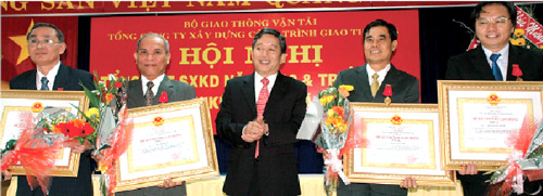 Năm 2011, Thứ trưởng Bộ GTVT Ngô Thịnh Đức thừa ủy quyền Chủ tịch nước trao Huân chương Lao động hạng Ba cho các cá nhân lãnh đạo Cienco6