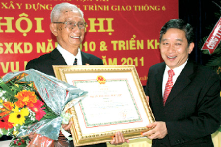 Cụ Lê Đình Liệu (hơn 90 tuổi) - Nguyên là cán bộ Ban GTCC miền Nam, Cục trưởng Cục QLĐBVN, Tổng Giám đốc Cienco6 vinh dự nhận Huân chương độc lập hạng Ba năm 2011
