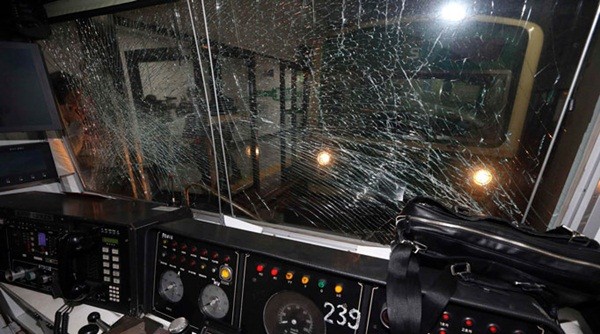 Va chạm mạnh khiến cửa kính buồng lái một tàu điện ngầm trong vụ va chạm bị rạn nứt hỏng nặng