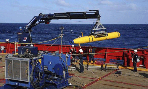 Tàu lặn Bluefin-21 được đưa lên tàu Ocean Shield của Australia. Ảnh: Reuters