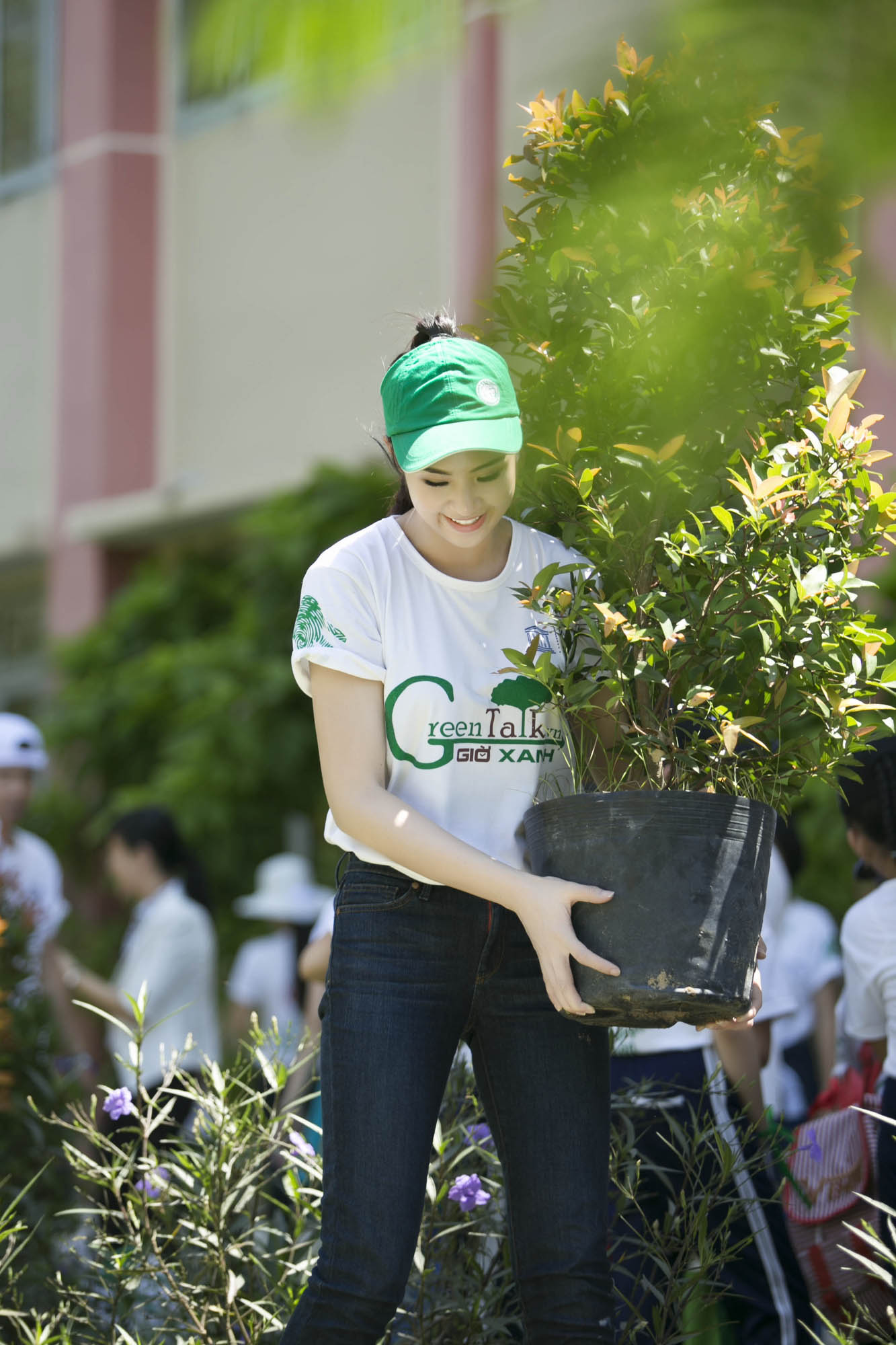Sau đó cô đến với trường tiểu học và trung học Phú Mỹ, An Mỹ, ở đây Ngọc Hân được các em nhỏ đón chào rất nồng nhiệt và năng nổ cùng cô tham gia các hoạt động trồng cây tại khuôn viên trường học.