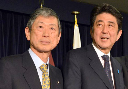 Thủ tướng Nhật Bản Shinzo Abe (phải) và ông Masahiko Komura, cựu Ngoại trưởng kiêm Phó chủ tịch Đảng cầm quyền Dân chủ Tự do