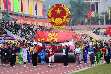 Buổi tổng duyệt lễ mít tinh kỷ niệm 60 năm chiến thắng Điện Biên Phủ bắt đầu lúc 7h ngày 5/5 tại sân vận động trung tâm thành phố Điện Biên. Bài viết: http://news.zing.vn/Tong-duyet-dieu-binh-Dien-Bien-Phu-post413798.html#home_multimedia Nguồn Zing News