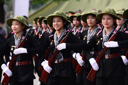 Đi sau các lực lượng vũ trang là đội du kích, nữ dân quân tự vệ.
