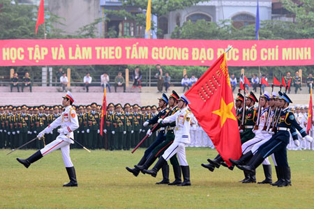 Lá quân kỳ tượng trưng cho 5 Đại đoàn trong chiến dịch Điện Biên Phủ được rước đi đầu tiên, tiếp theo là đoàn quân chiến thắng.