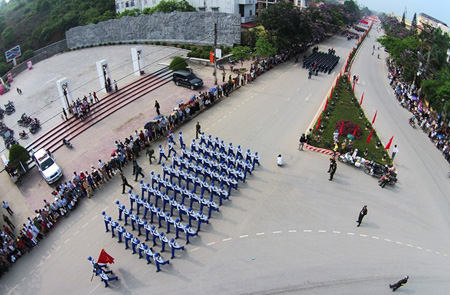 Đoàn diễu binh xuất phát từ sân vận động rồi di chuyển sang diễu hành đường phố dài gần 3km bắt đầu từ đường Hoàng Văn Thái, qua chân đồi A1, cạnh Nghĩa trang A1 rồi tiến về đại lộ Võ Nguyên Giáp.