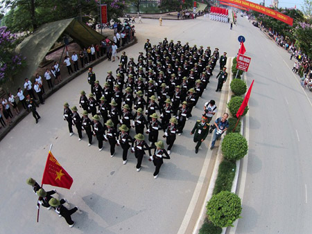 Các khối lần lượt đi qua trụ sở Tỉnh uỷ, UBND tỉnh Điện Biên, Quảng trường 7/5 và kết thúc tại nhà thi đấu tỉnh (phường Tân Thanh).