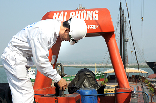 Đăng kiểm VN Việt Nam kiểm định tàu biển tại Hải Phòng Ảnh: Đăng Viên
